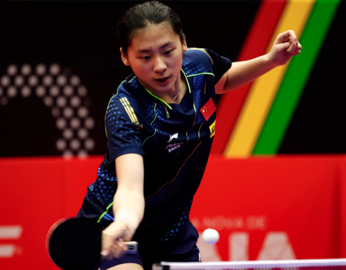 考生鞠躬致 考生鞠躬致